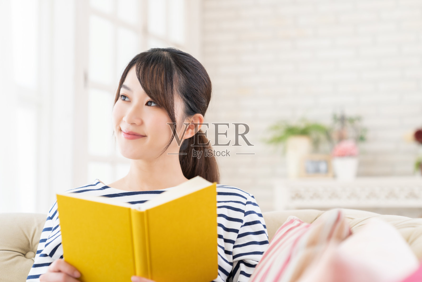 有魅力的亚洲女人读书,照片摄影图片