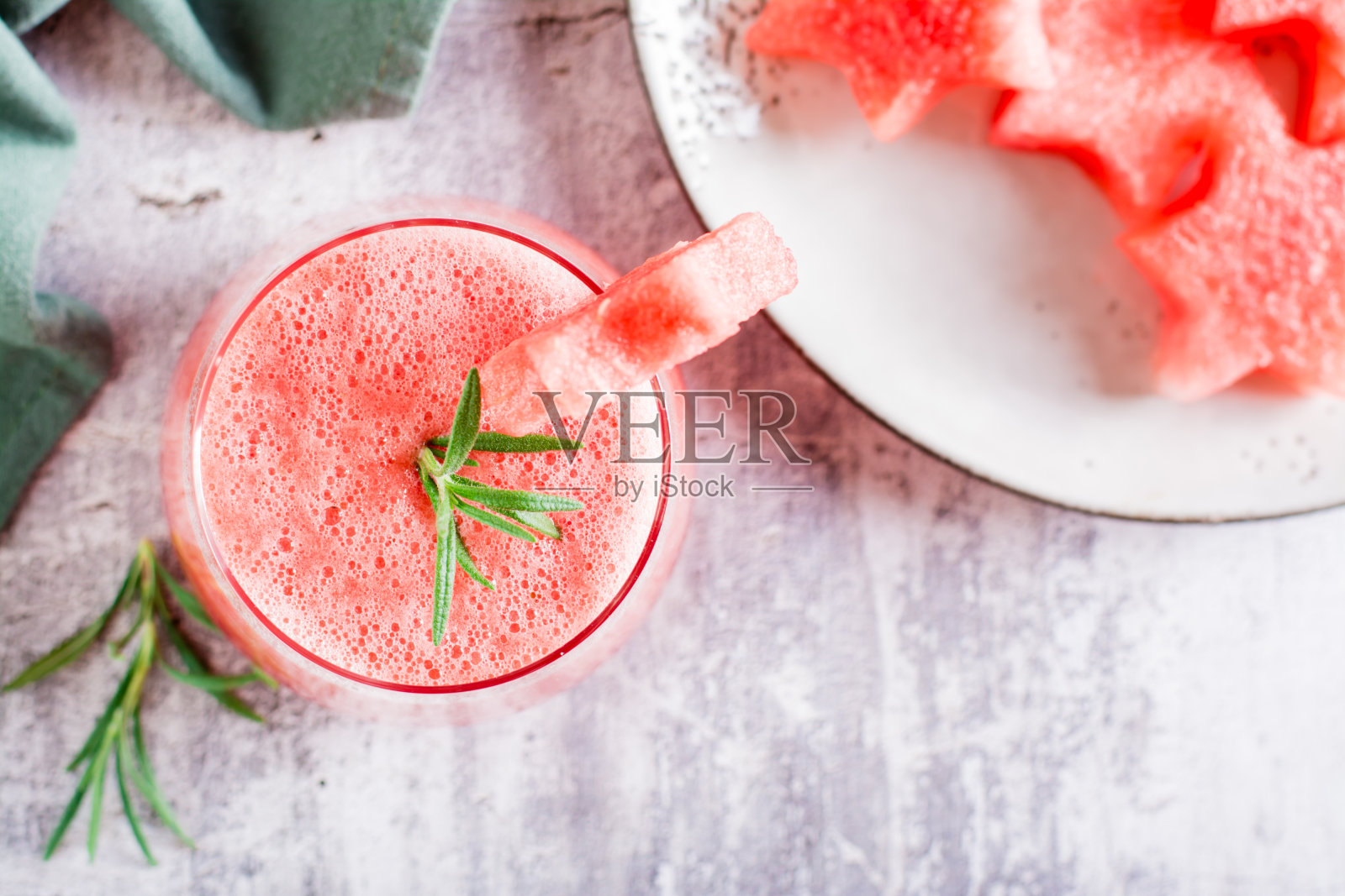 新鲜的西瓜汁放在桌上的杯子里。夏季清凉饮料。前视图。近距离照片摄影图片