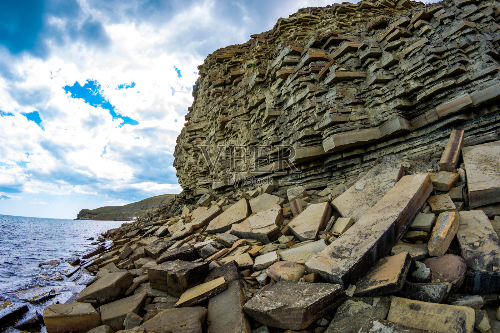 海滩上的岩石对天空的风景照片摄影图片
