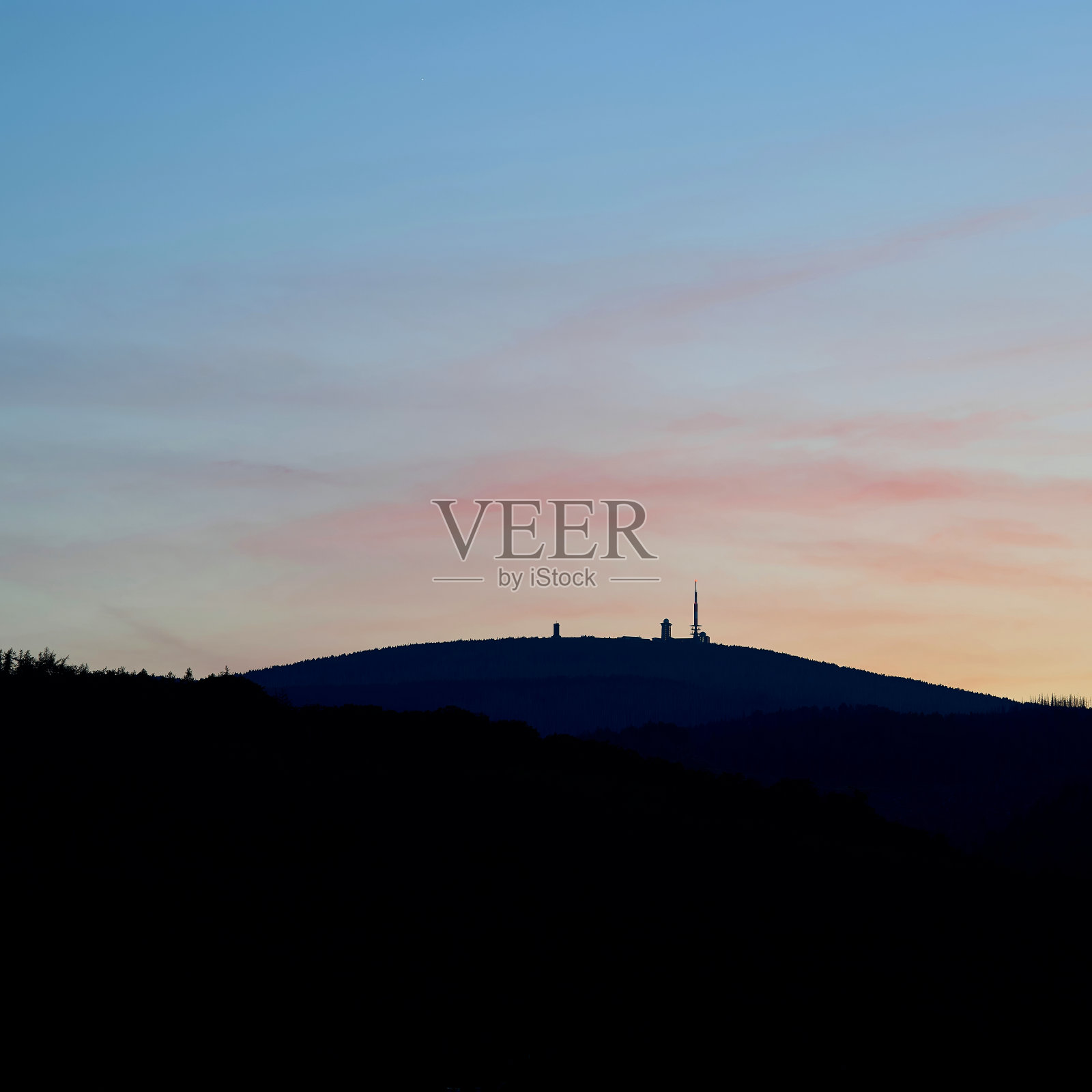 从Wernigerode小镇观看德国哈尔兹国家公园的布罗肯峰照片摄影图片