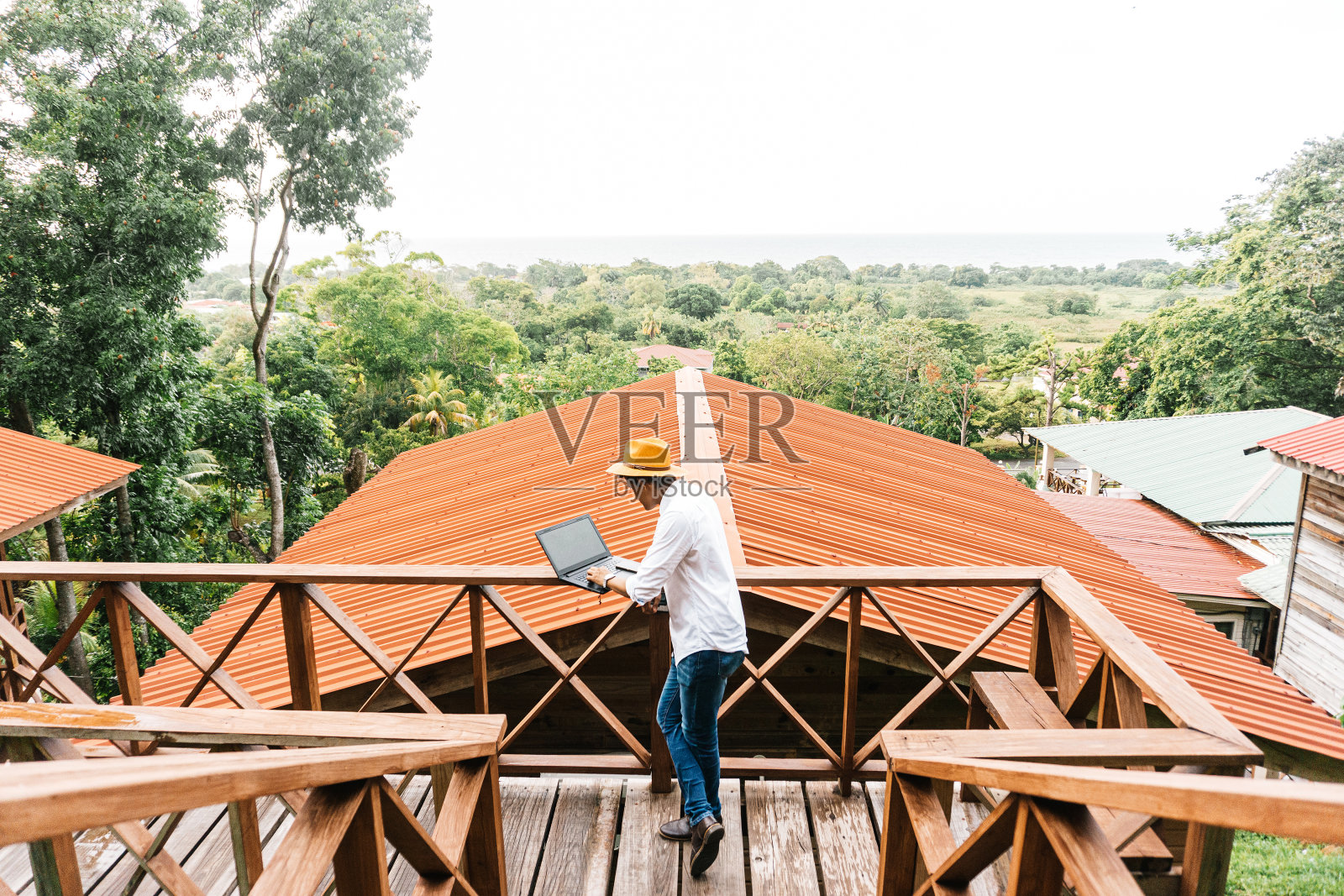 使用笔记本电脑的拉丁美洲青年,旅行和洪都拉斯概念照片摄影图片