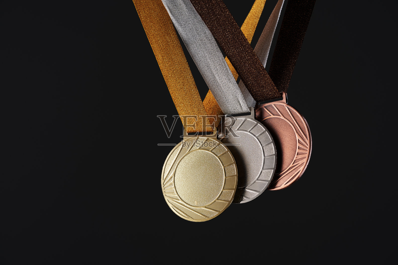 真正的金,银和铜牌孤立在灰色背景。照片摄影图片