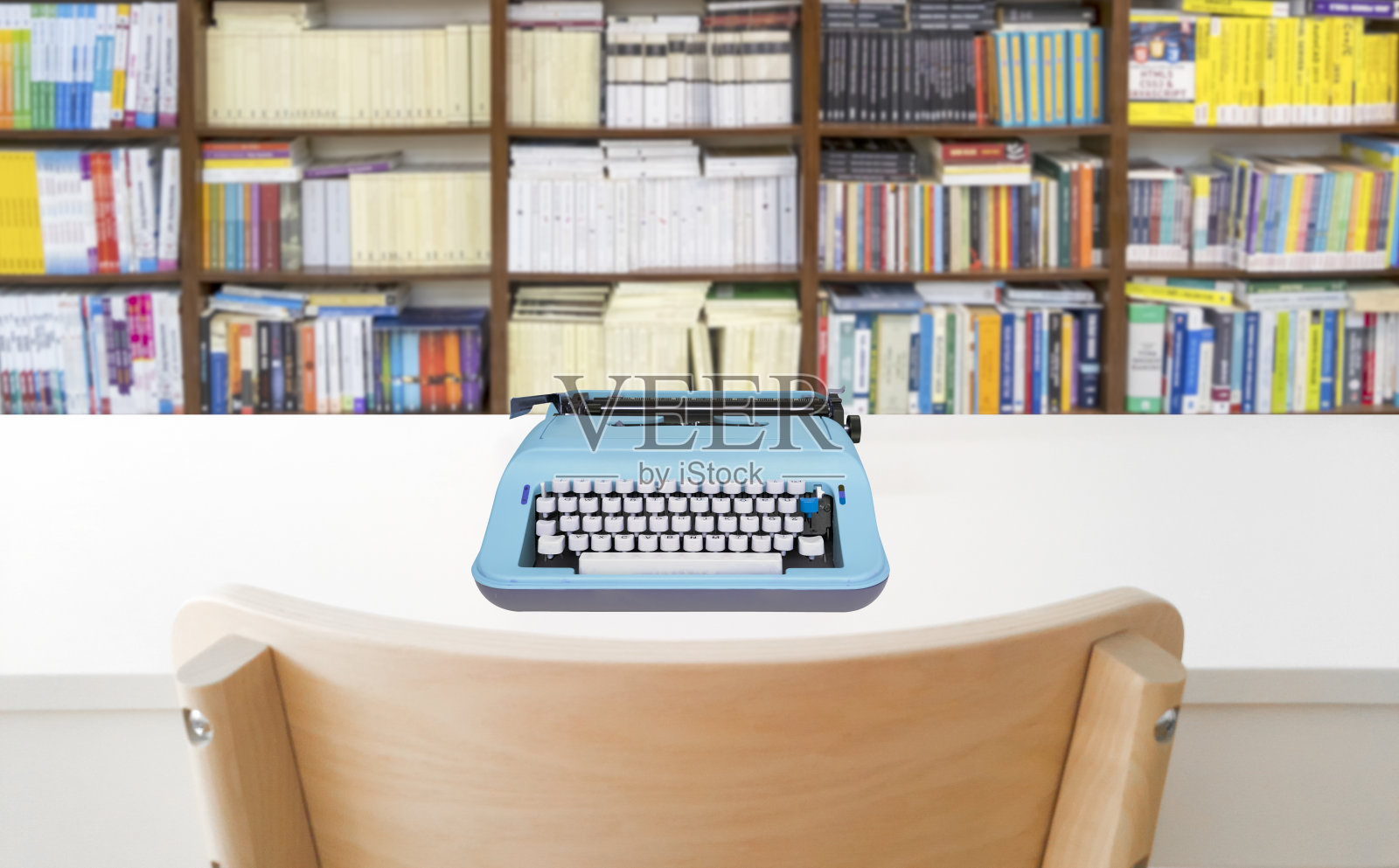 打字机放在木桌上。照片摄影图片