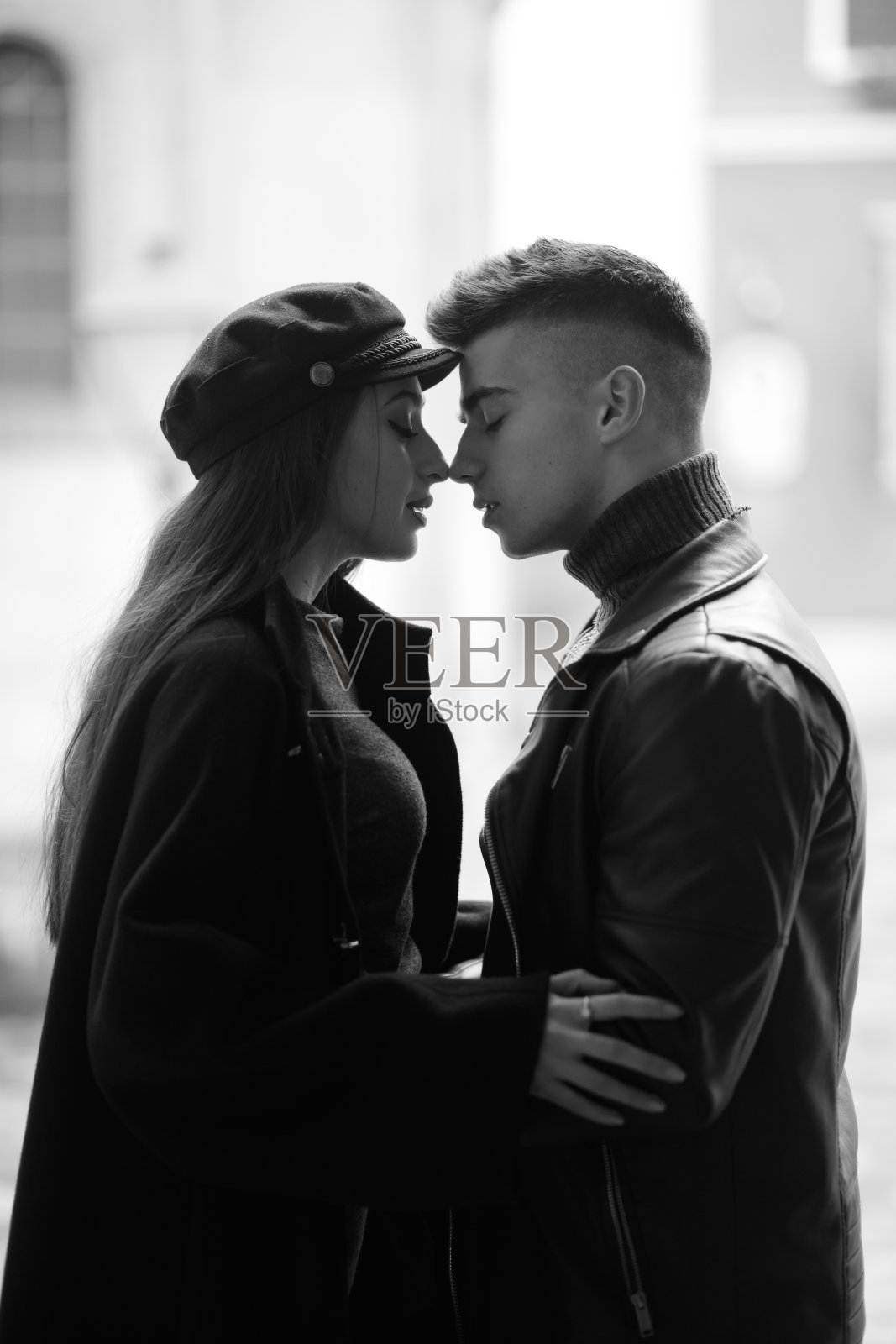 豪华情侣在院子里拥抱。爱的概念,浪漫和激情。照片摄影图片