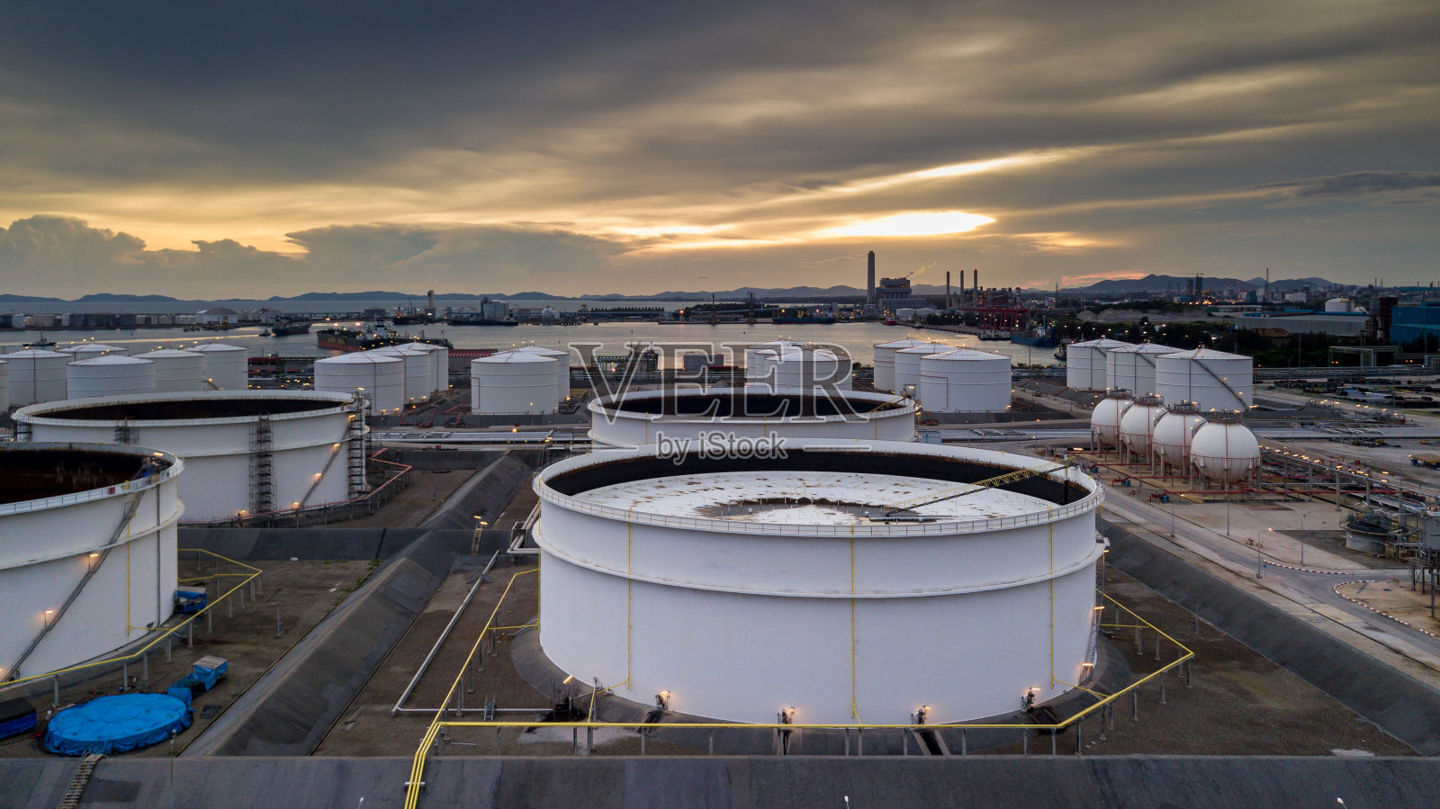 鸟瞰图石油码头工业设施,用于储存石油和石化产品,以进一步运输存储设施,石油石化产品的储罐在石油码头炼化照片摄影图片
