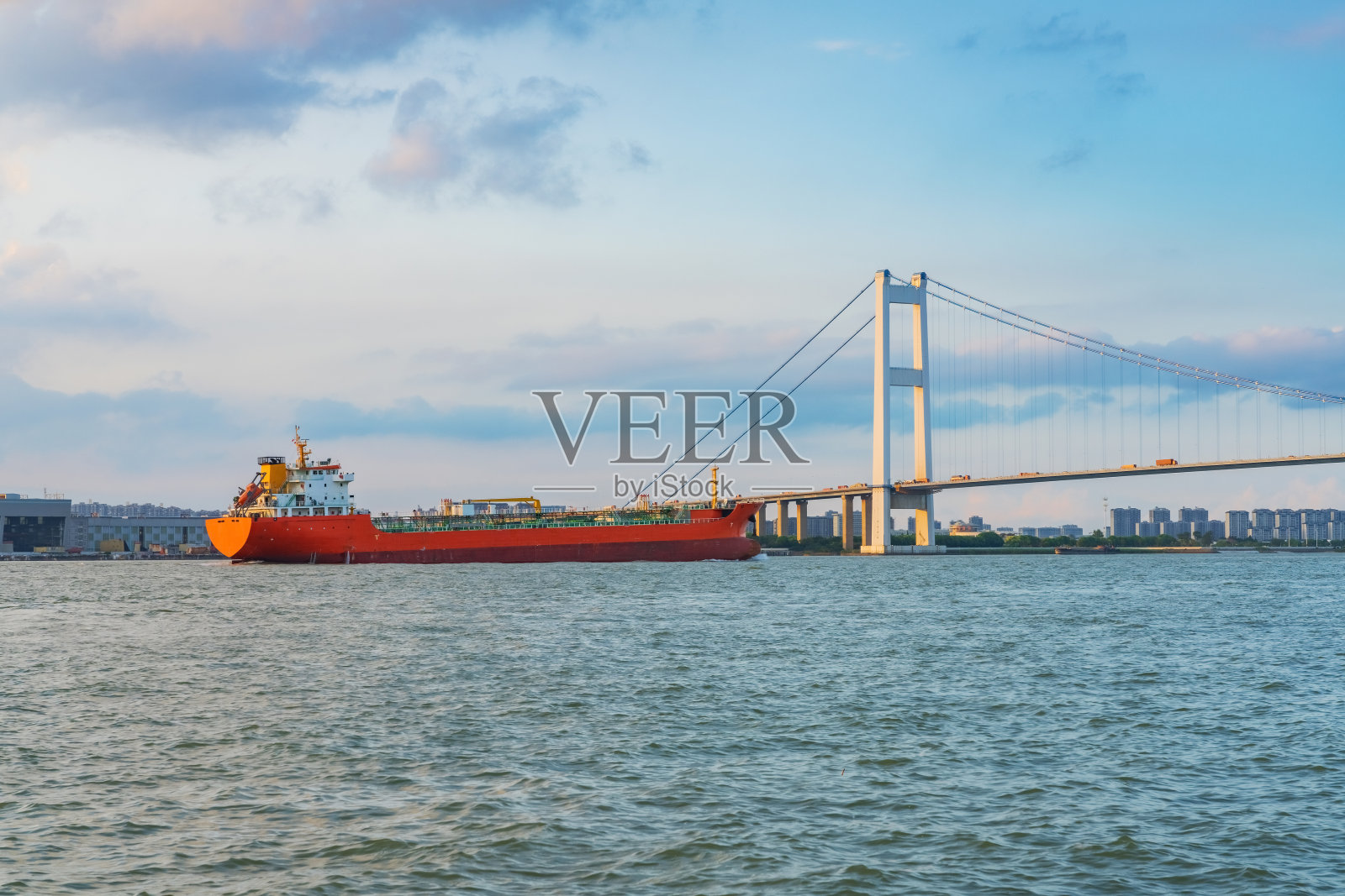 中国江苏省江阴长江大桥,飞跃在辽阔的长江上照片摄影图片