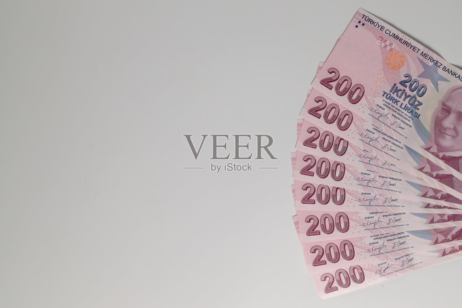 各种颜色、图案、面额的土耳其里拉白底钞票照片摄影图片