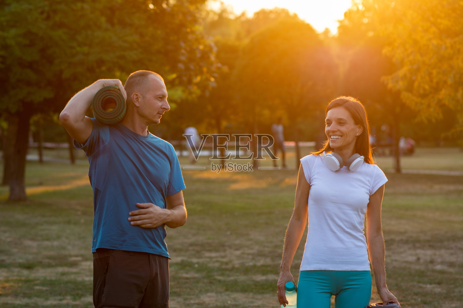 肖像可爱的夫妇,男人和女人在运动服装走在一起在城市公园晨练后照片摄影图片