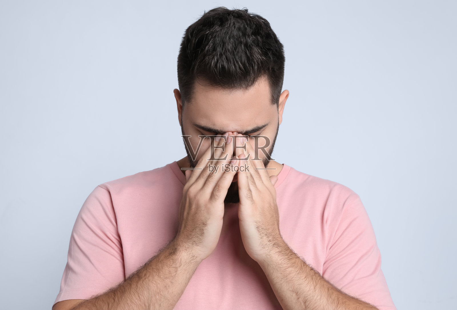 年轻人在灯光背景下头痛照片摄影图片