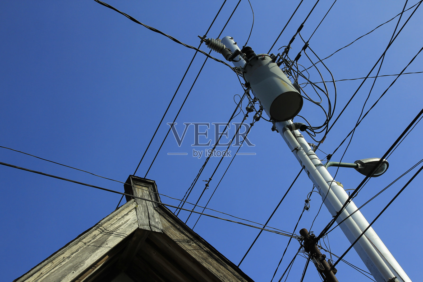 电缆安装杆与顶棚相邻照片摄影图片