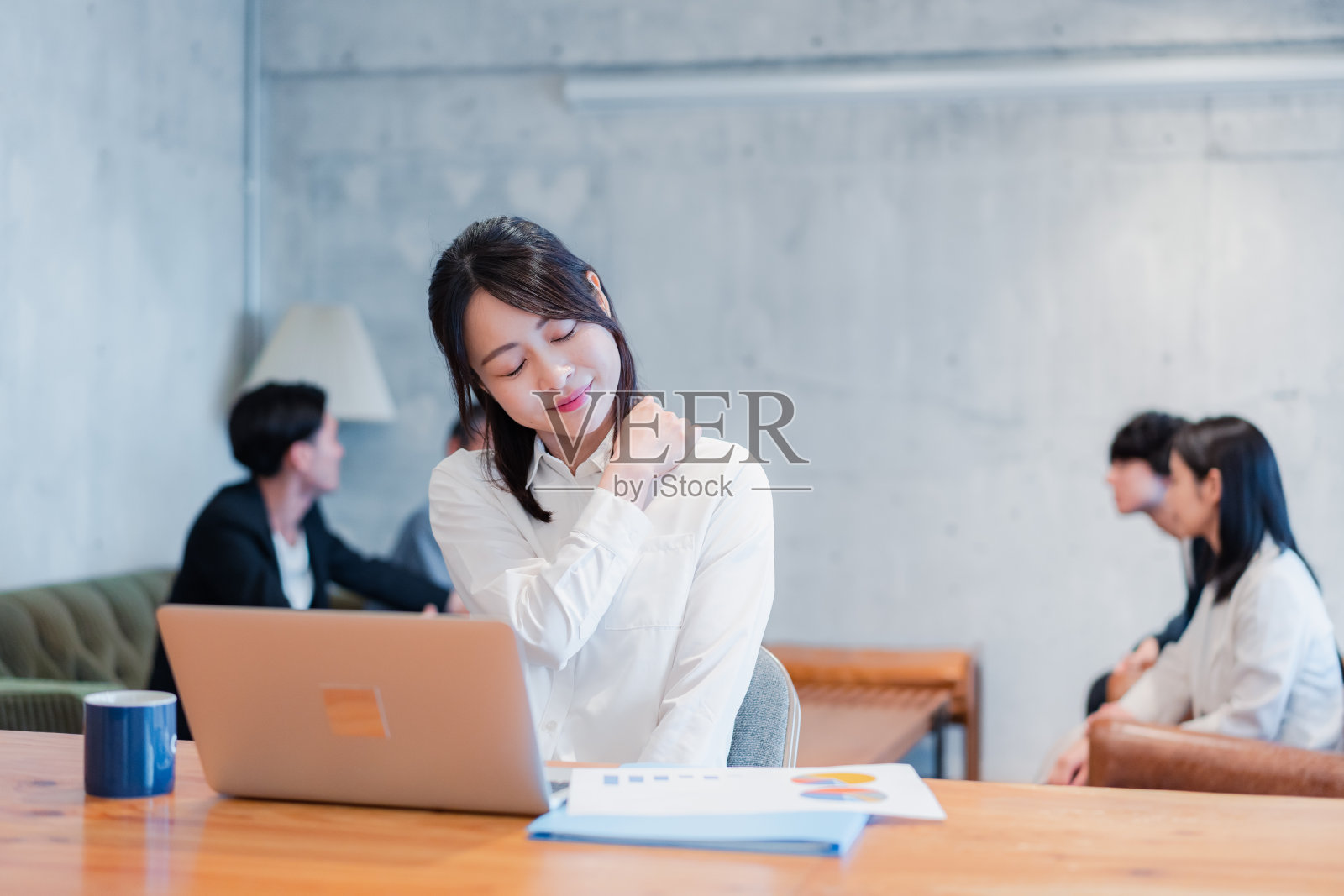 厌倦加班的商务女人照片摄影图片