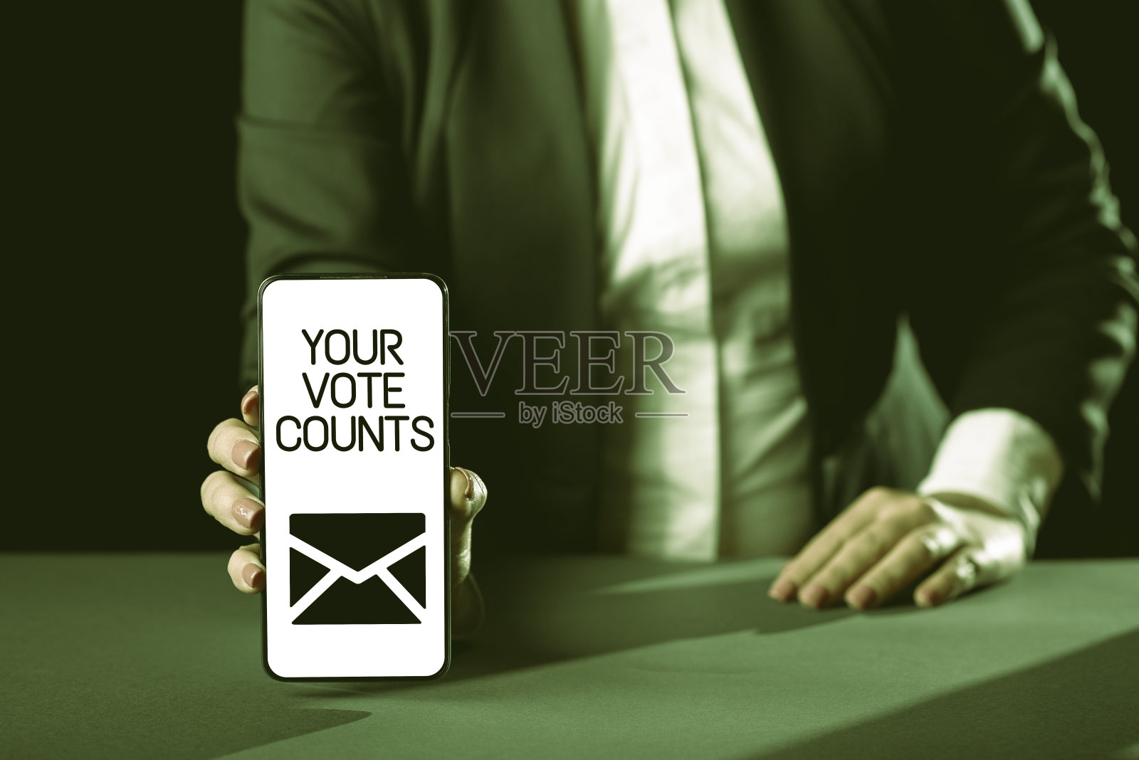 手写短信你的投票很重要。做一个选举,选择你认为谁是更好的商人拿着电话,并在屏幕上显示重要信息照片摄影图片