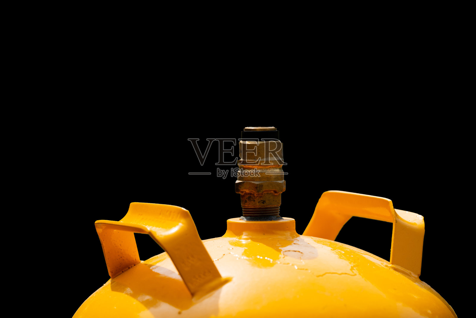 在黑色背景上隔离的丙烷气罐上的阀门或调节器。照片摄影图片