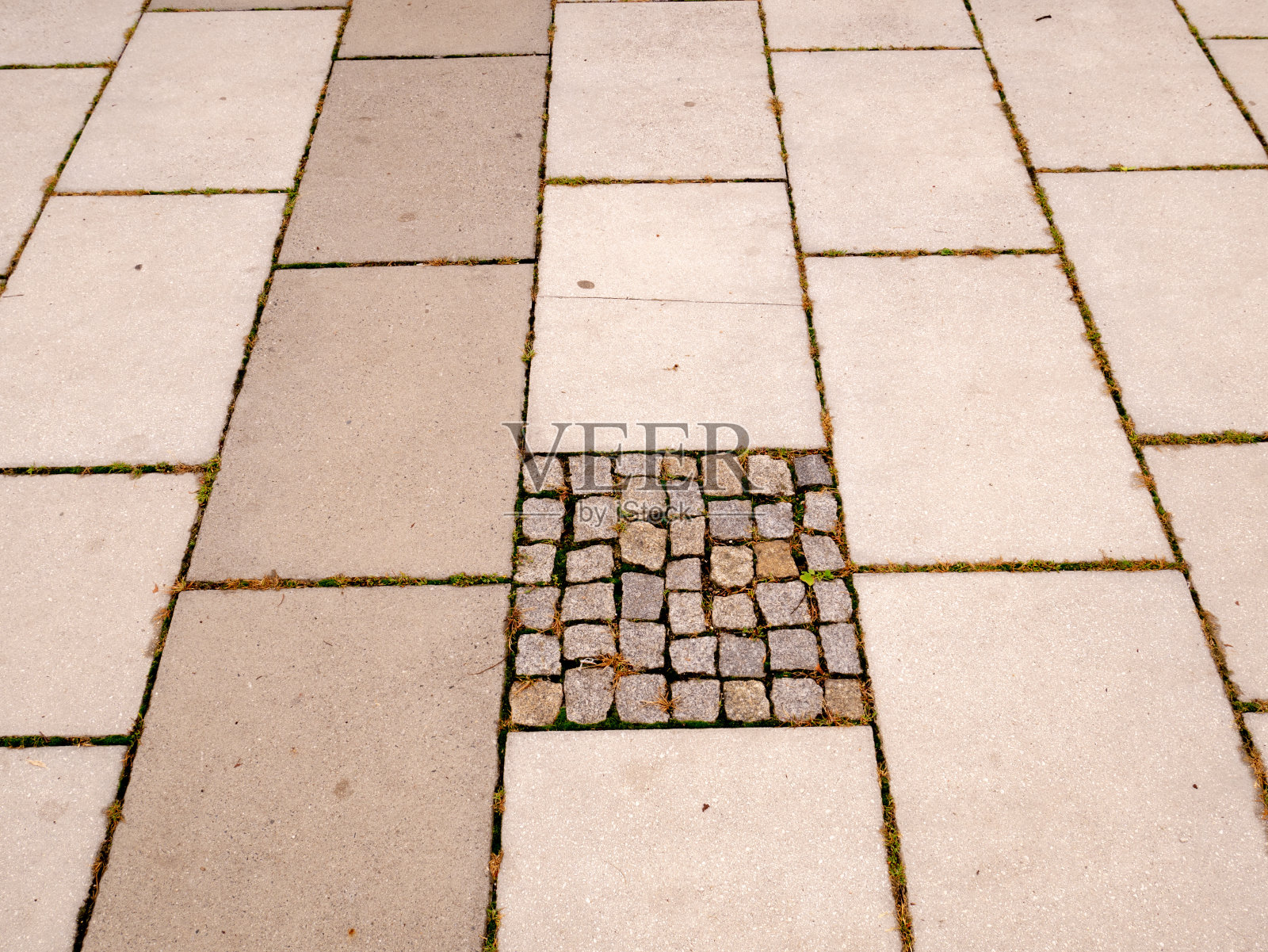 广场上的花岗岩铺路石。照片摄影图片