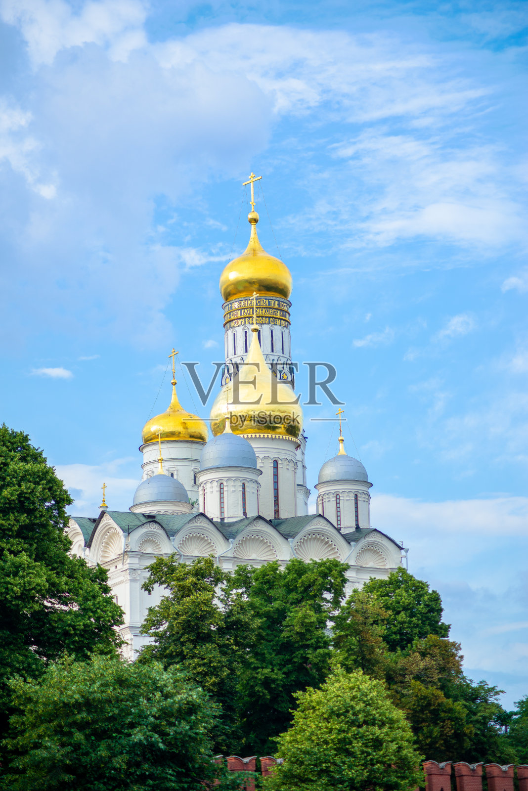 教堂的圆顶以蓝天为背景。照片摄影图片