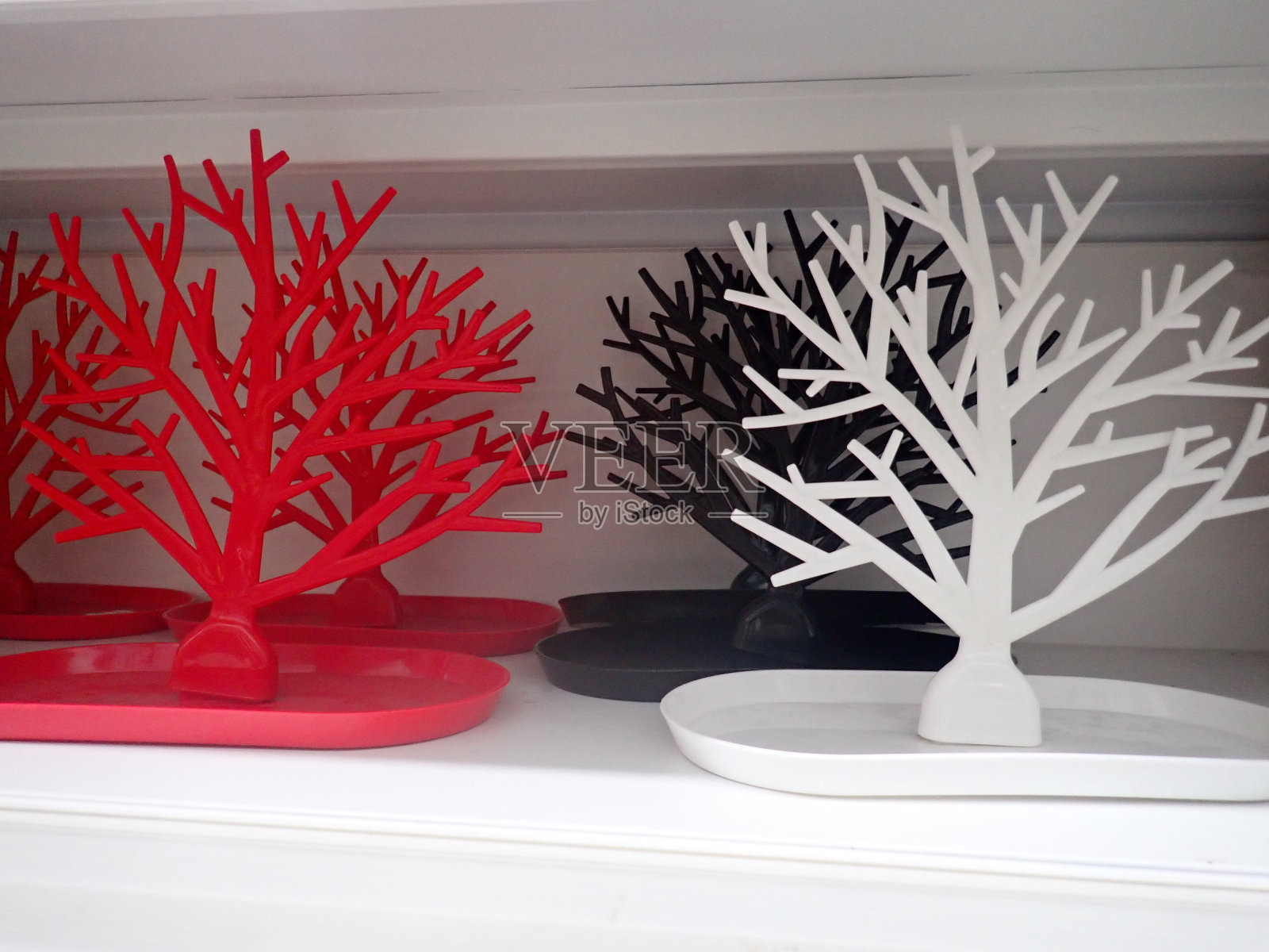 项链、耳环、珠宝衣架、珠宝展示托盘架照片摄影图片