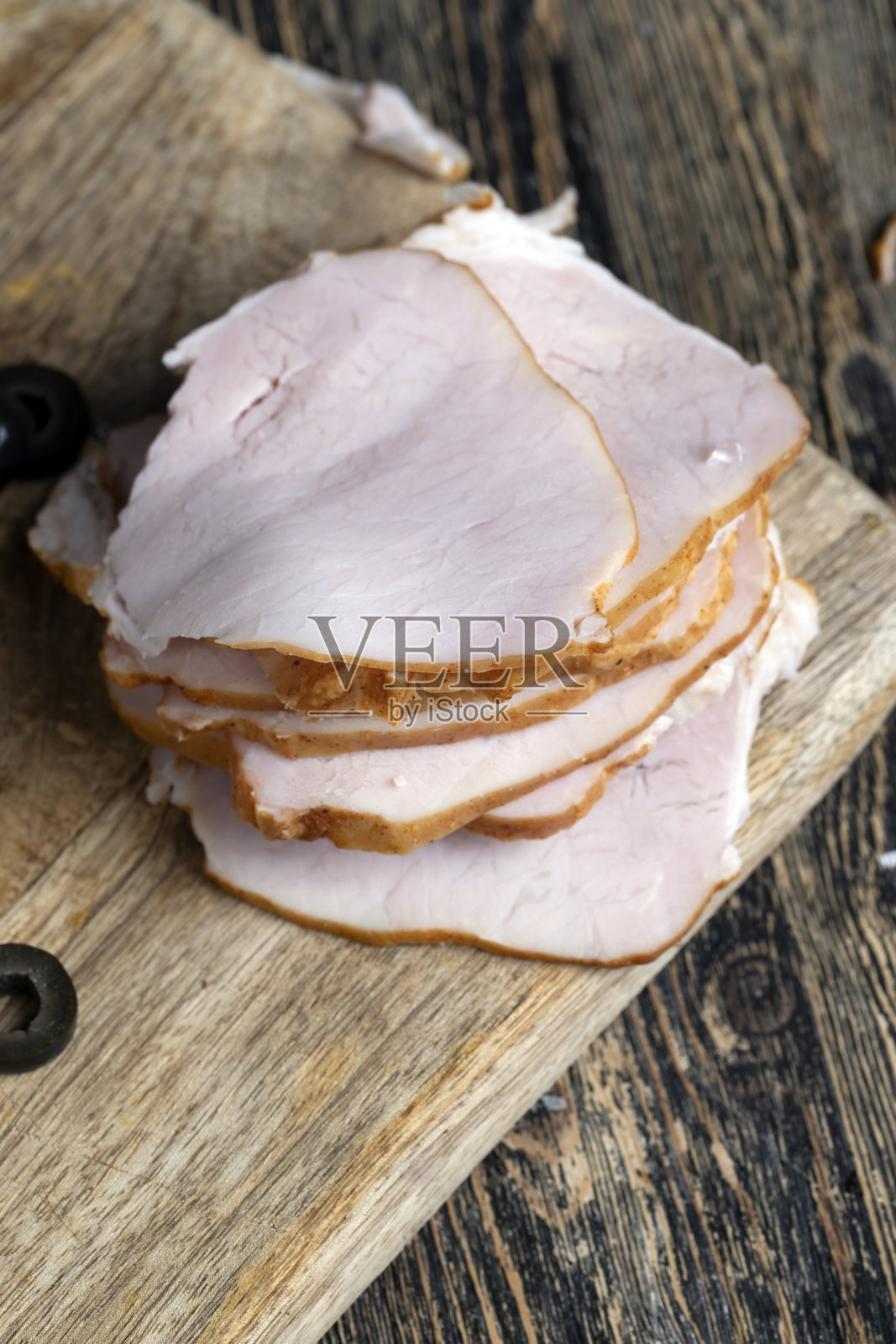 把做好的香肠切成小块放在砧板上照片摄影图片