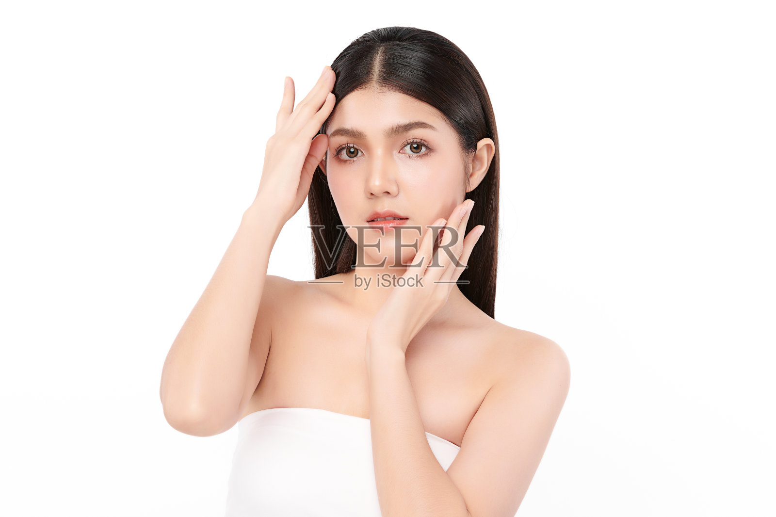 美丽年轻的亚洲女性与干净清新的皮肤在白色的背景,脸部护理,面部治疗,美容,美容和水疗,亚洲女性肖像。照片摄影图片