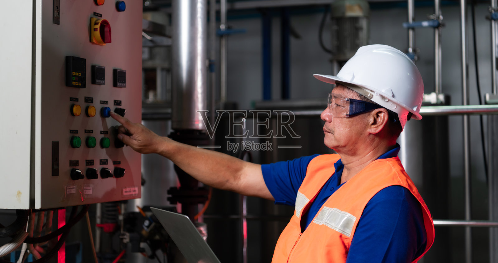 机械设备工程师检查机器的电子电路,检查就绪情况照片摄影图片