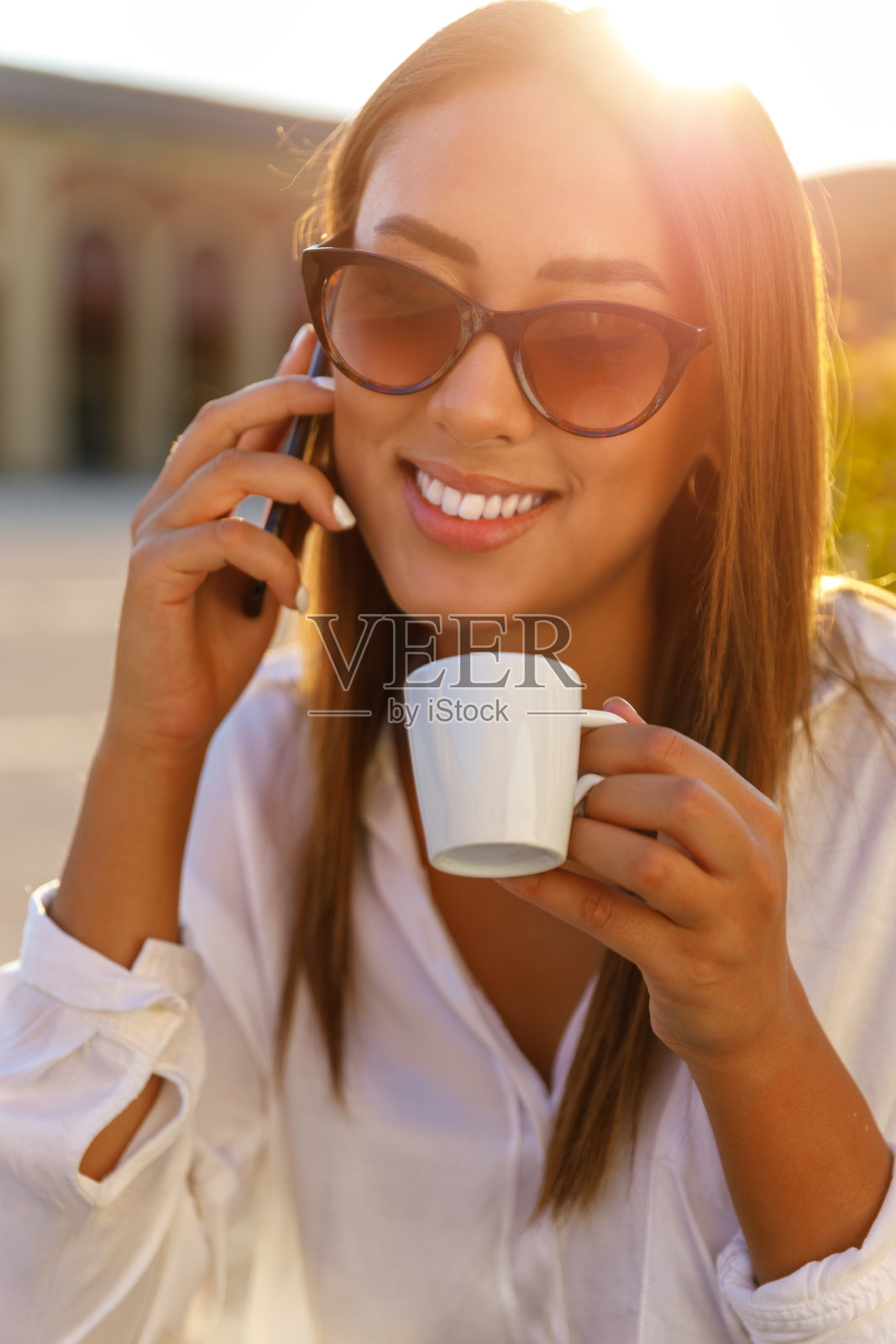 一个年轻女人在咖啡馆接电话照片摄影图片