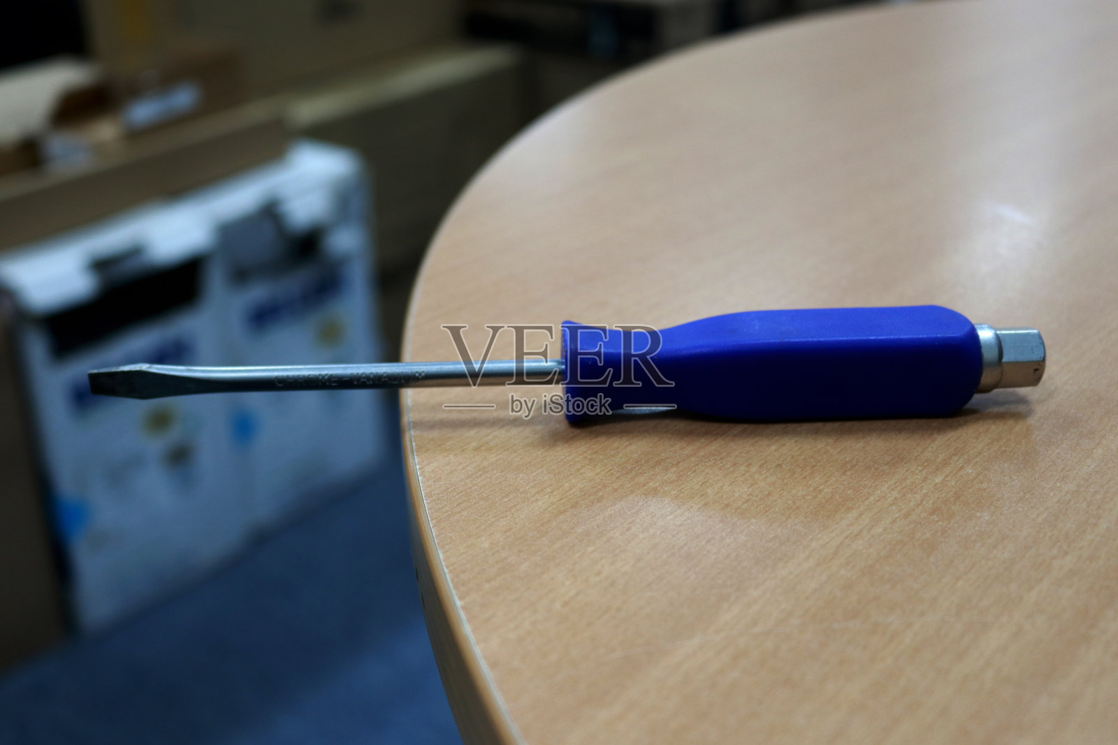 螺丝刀是钢制的,这个工具通常用来打开和安装东西照片摄影图片