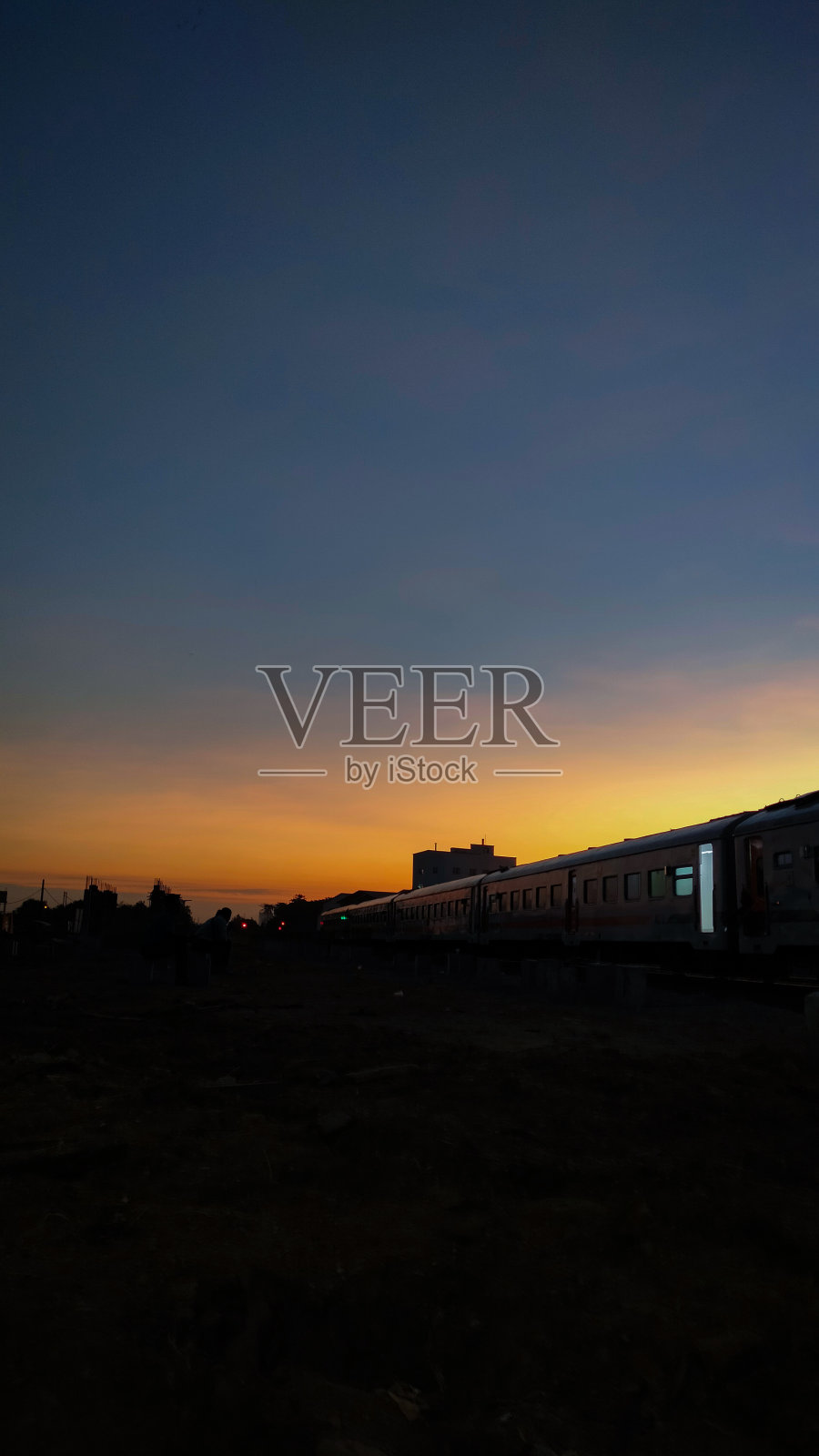 黄昏和火车照片摄影图片