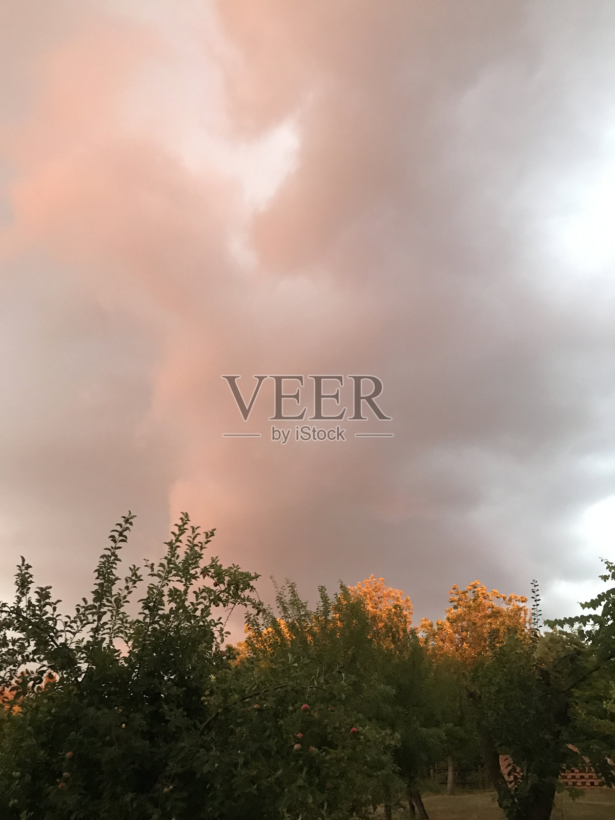 暴风雨前天空的柔和色彩照片摄影图片