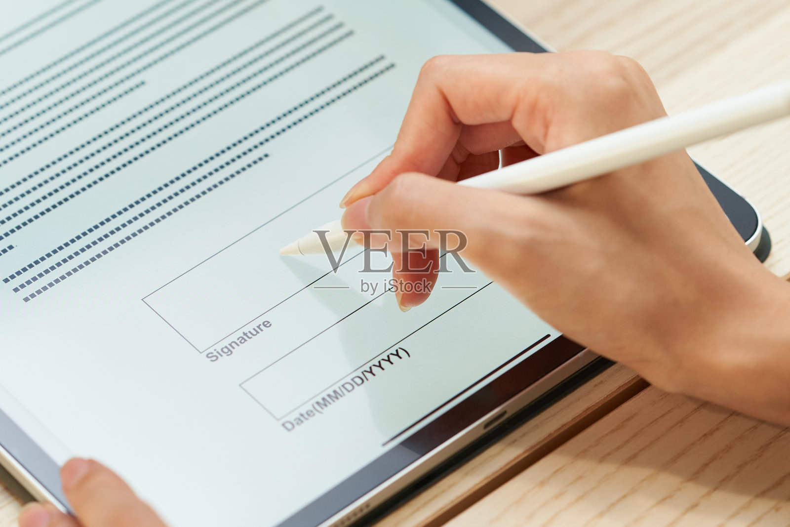 一个女人在用平板电脑签名照片摄影图片