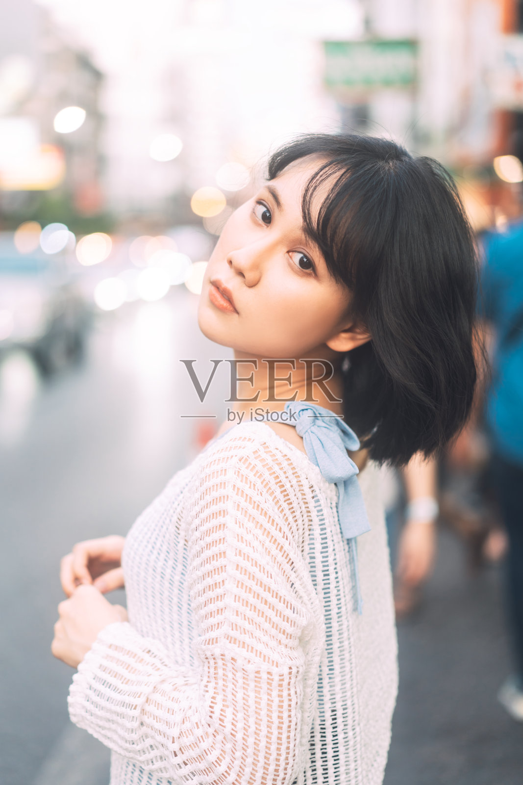 年轻成年亚洲女性肖像与80年代风格的日本时尚在城市户外照片摄影图片