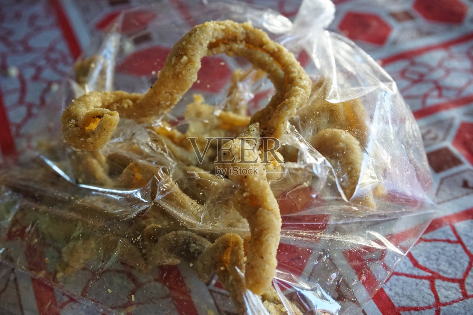 印尼食物被称为炸鸡肠或阿亚姆照片摄影图片