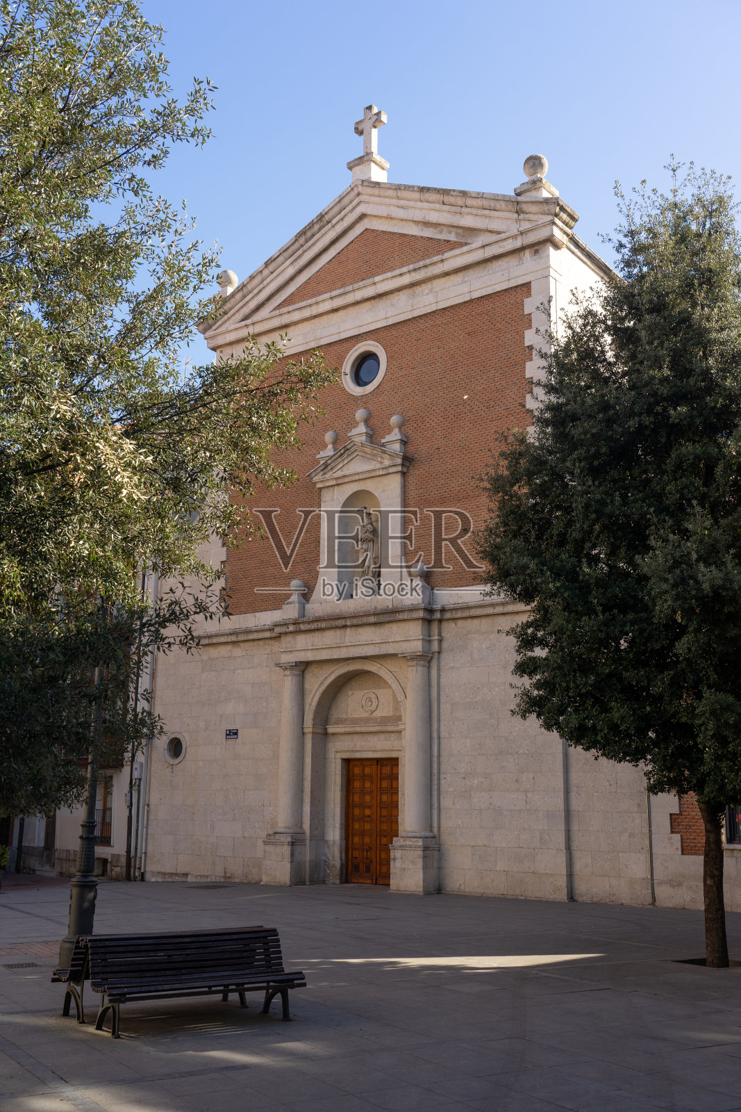 日落时分,西班牙巴利亚多利德古城的萨尔瓦多教堂。照片摄影图片