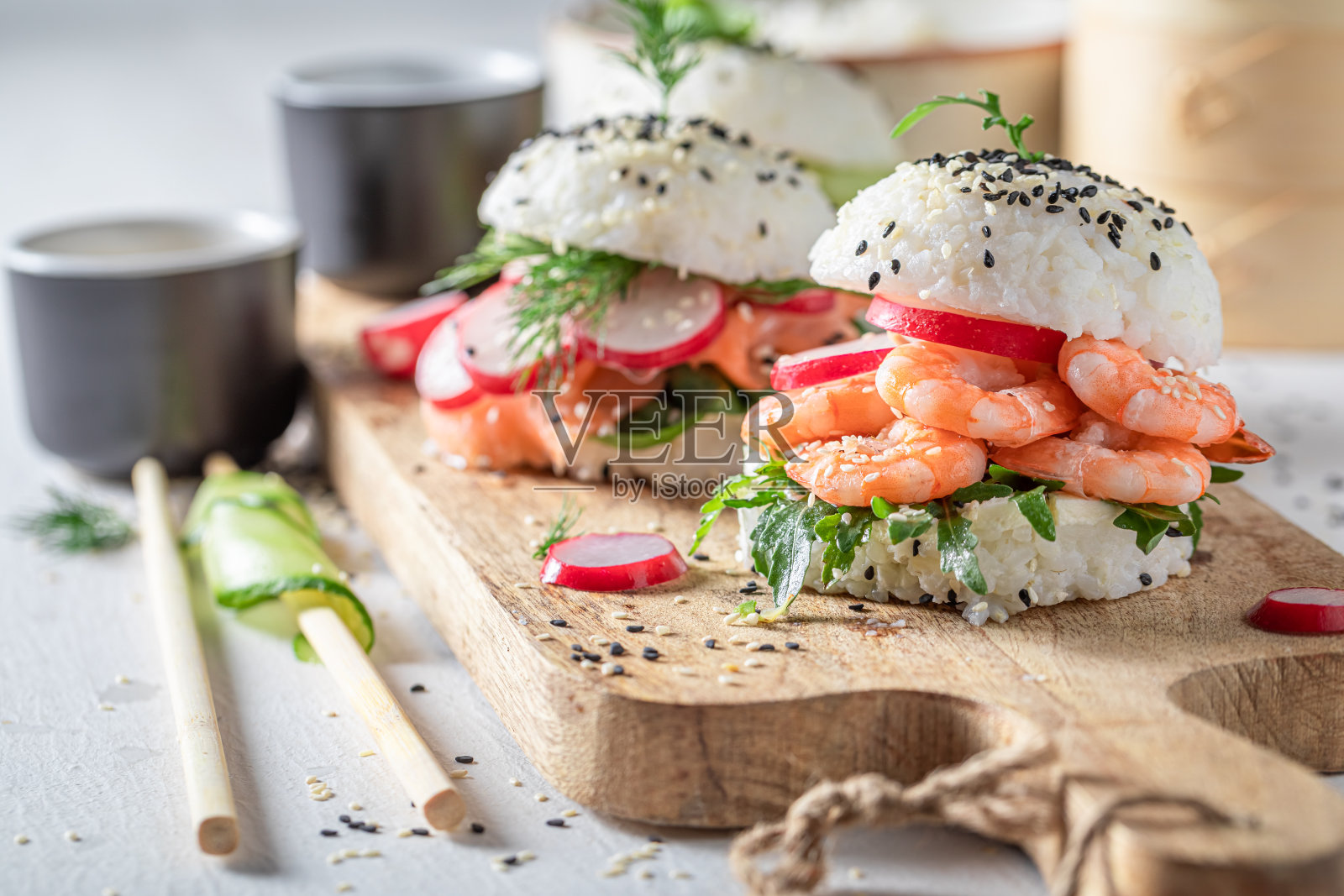 独特的寿司汉堡搭配海鲜和米饭作为日本开胃菜。照片摄影图片