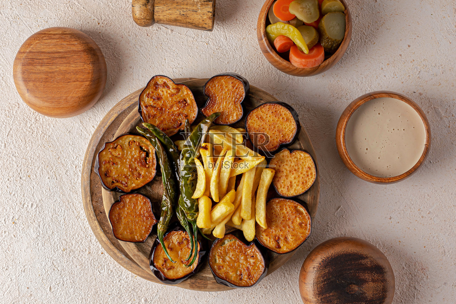 中东,阿拉伯传统早餐,鹰嘴豆泥,乌龙,mutabbal,库德西亚和zaatar。俯视图,鹰嘴豆沙拉海湾阿拉伯食物照片摄影图片