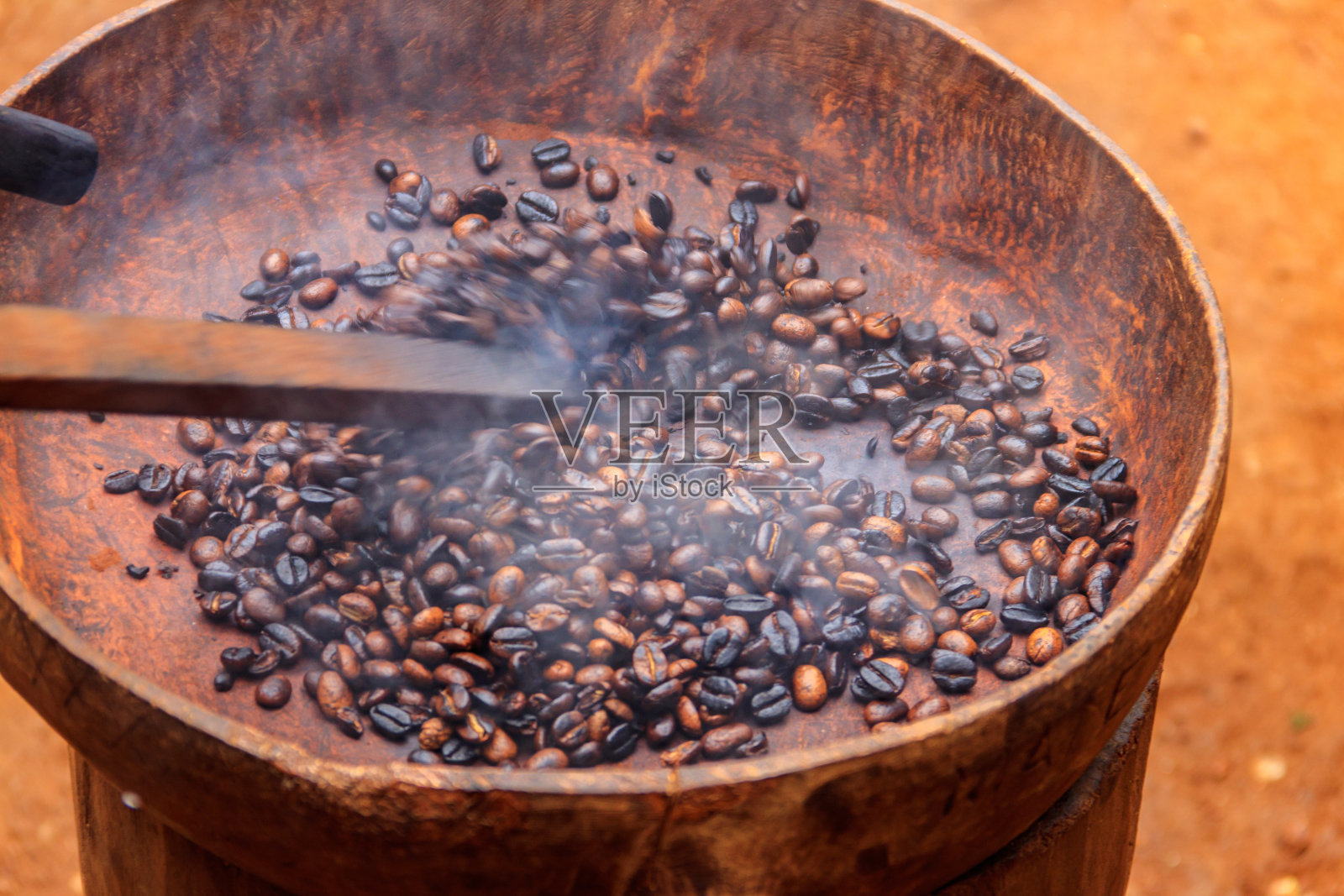 用乡村碗烘焙的咖啡豆照片摄影图片