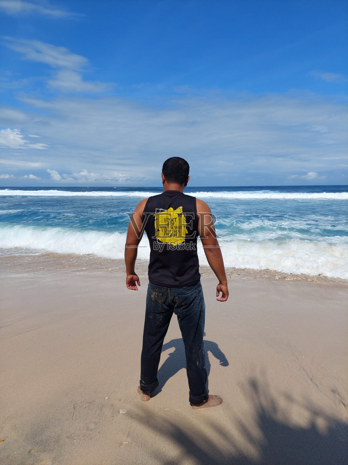 沙滩上的男人照片摄影图片