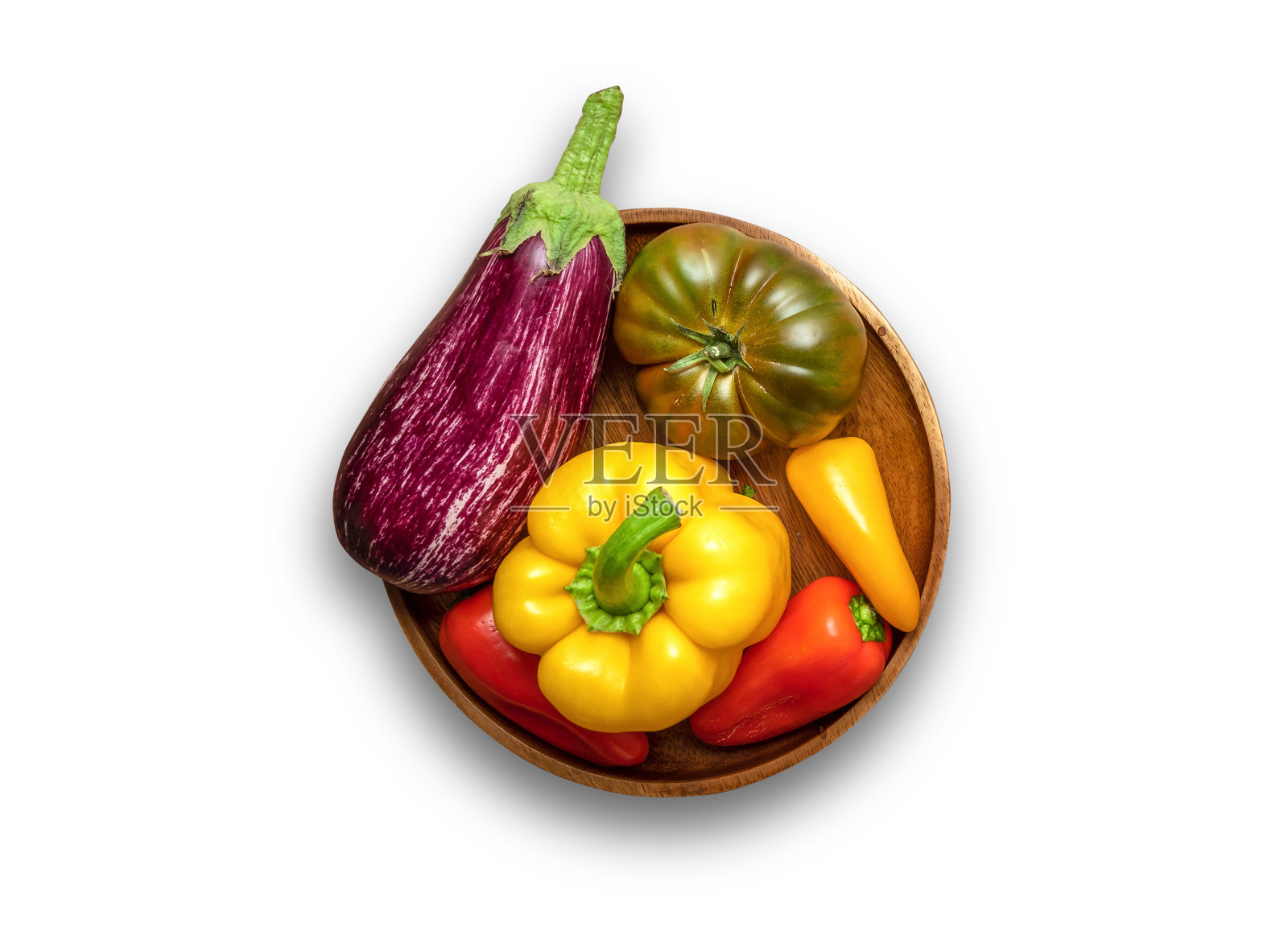 新鲜蔬菜放在碟子上,与背景隔离照片摄影图片