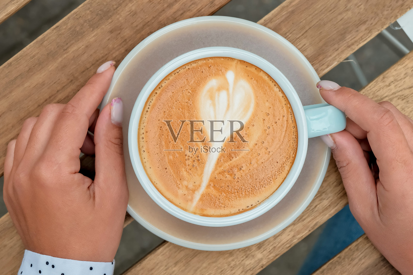 女性双手捧着一杯咖啡。一杯咖啡特写照片摄影图片