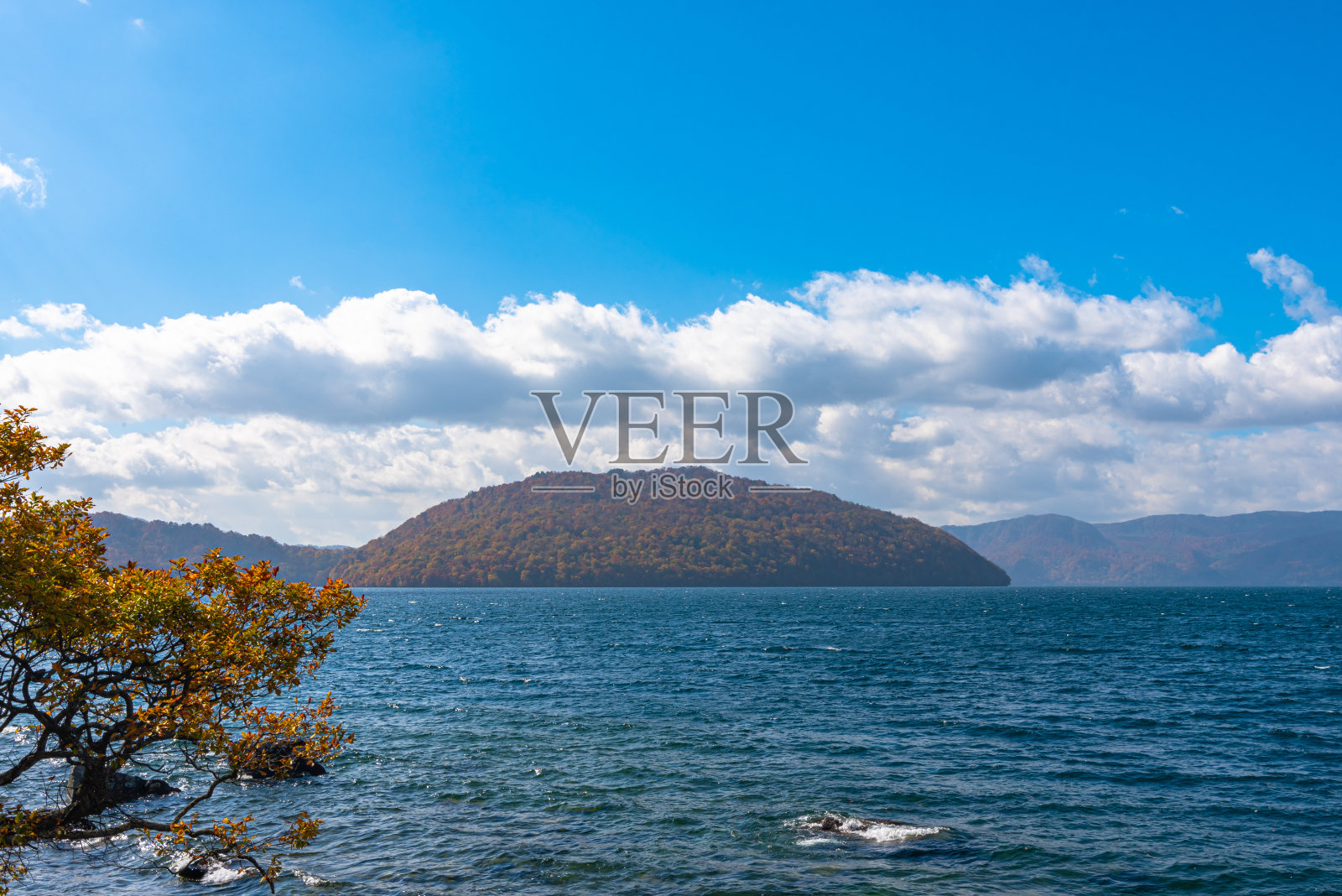 美丽的秋叶风景景观。从陶田湖岸边眺望照片摄影图片