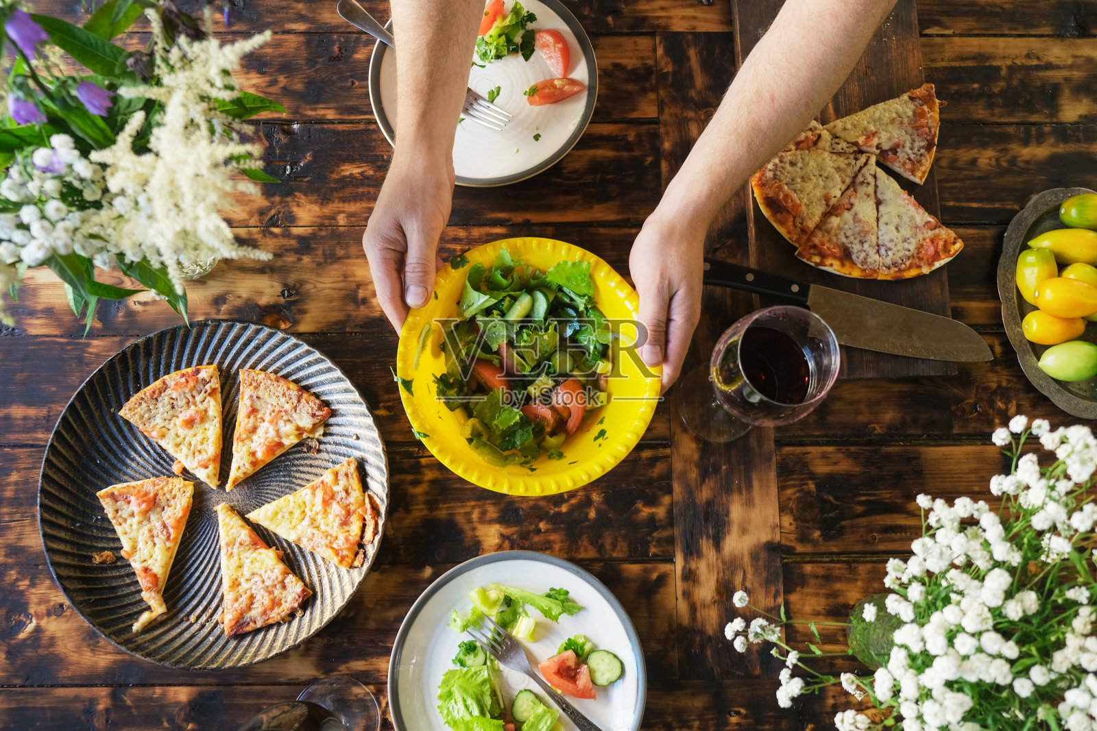 男人在外面吃饭。在户外吃饭。照片摄影图片