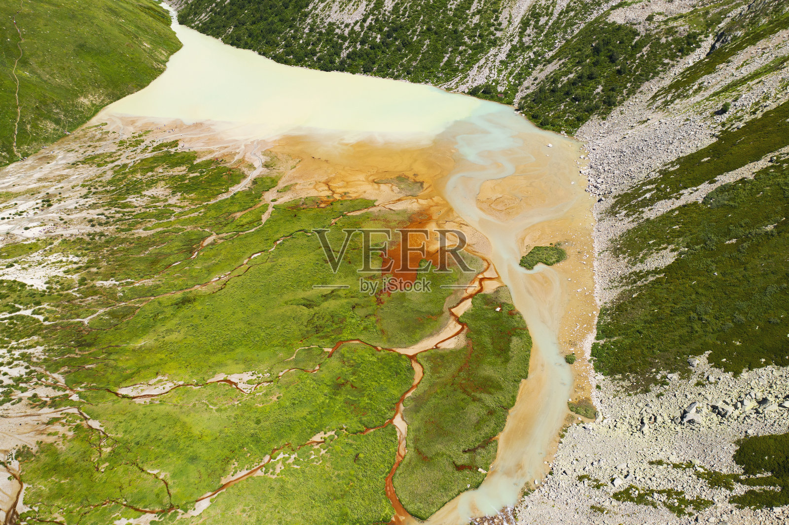 无人机拍摄的山湖照片摄影图片