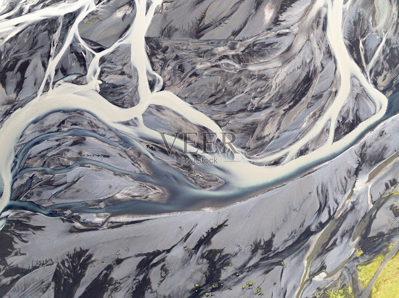 冰岛的河流抽象图案,无人机直接俯瞰照片摄影图片