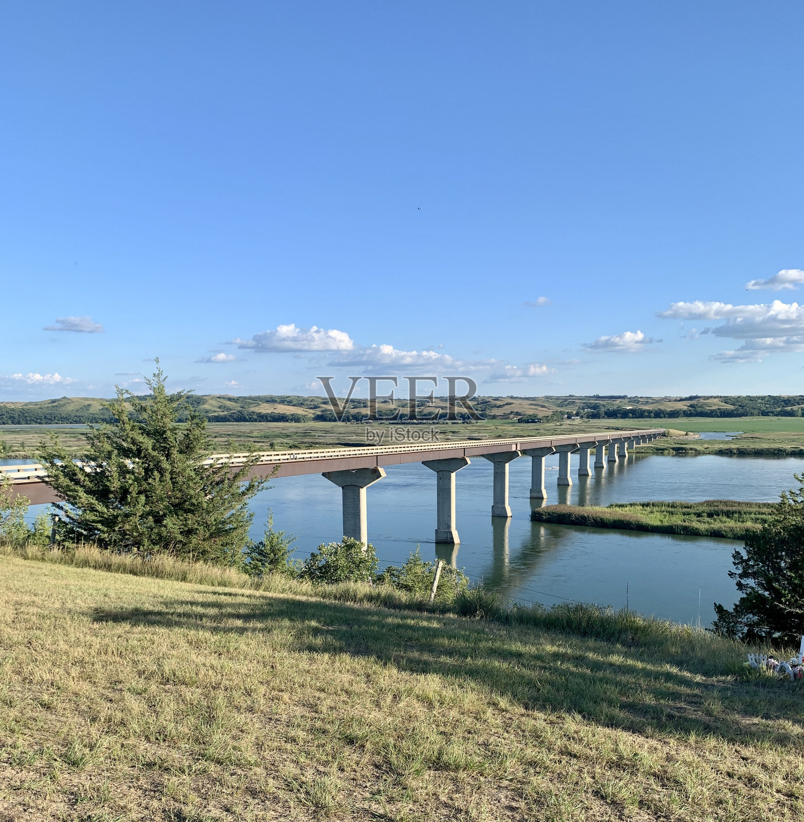 密苏里河上的立熊纪念桥照片摄影图片