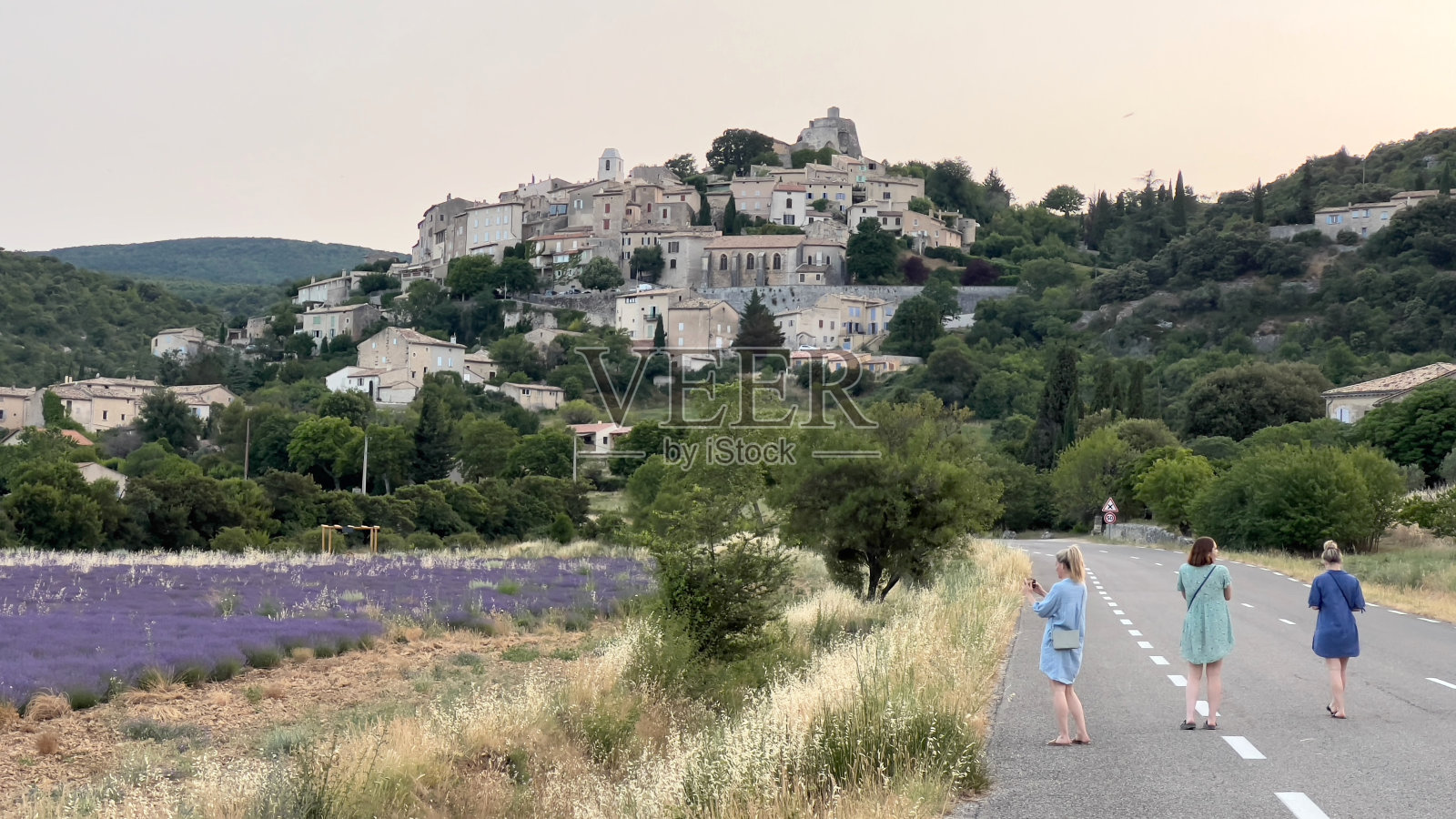 三个女人在欣赏薰衣草和西米娜·拉·罗通德照片摄影图片