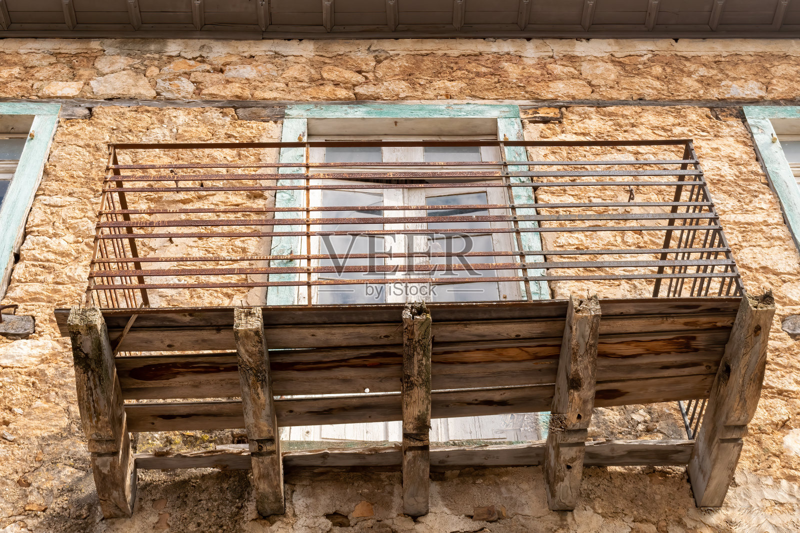 希腊Galaxidi一所房子的旧阳台。废弃的房子。照片摄影图片