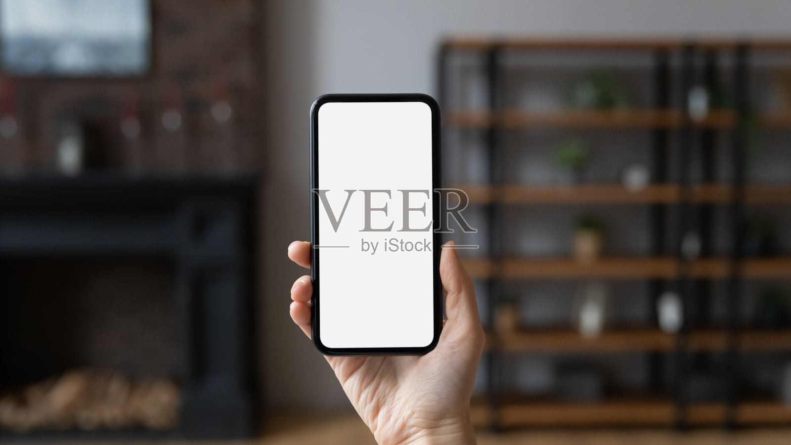 女性手持智能手机,白色空白模拟屏幕,特写照片摄影图片