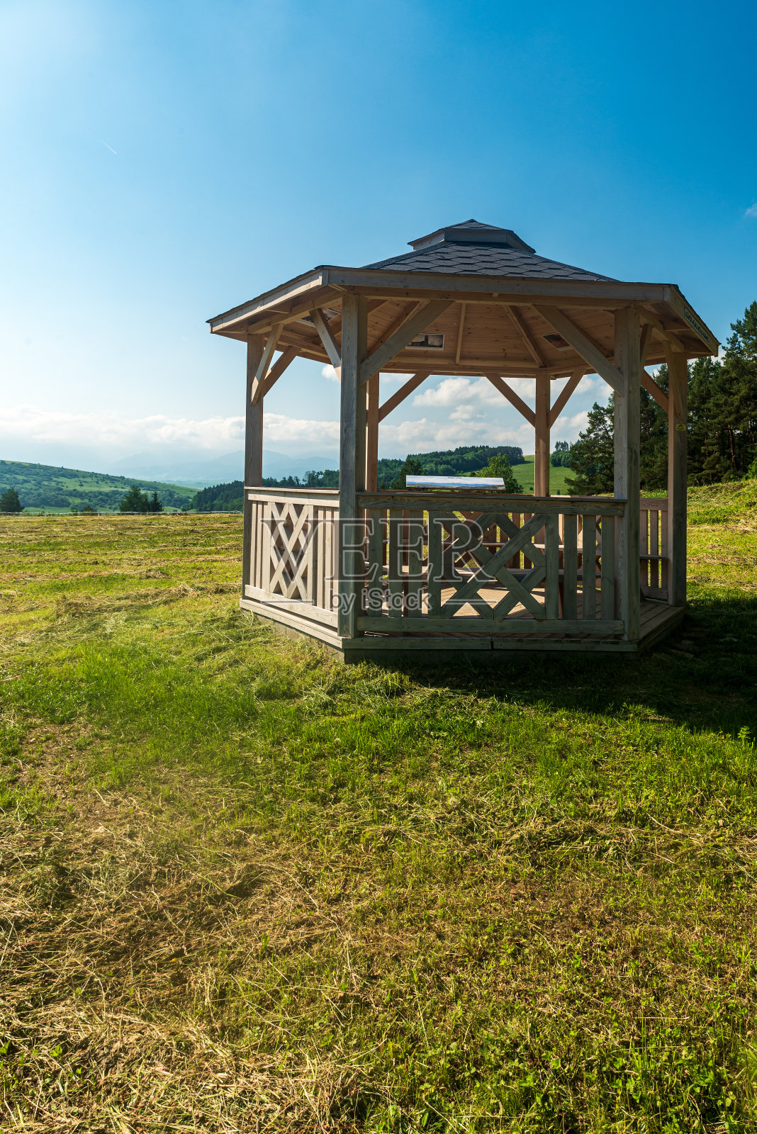 斯洛伐克幸运村上方的木制凉亭照片摄影图片