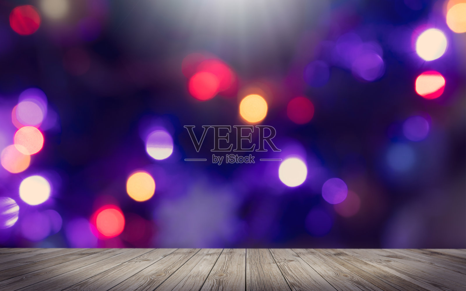 背景模糊的空木桌。照片摄影图片