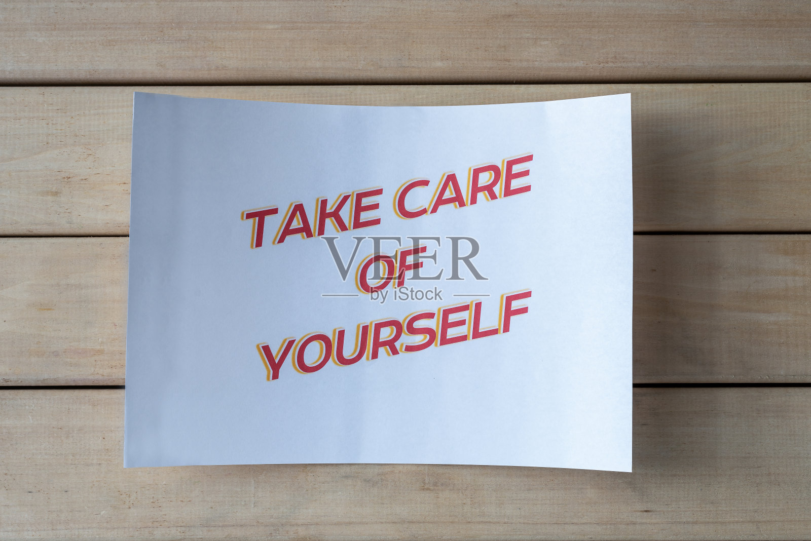 照顾好自己的卡片,展示,业务。美好的祝愿。极简的模板设计在白纸上的木制背景。照片摄影图片