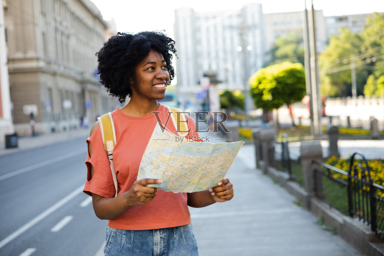探索城市的非洲年轻女子肖像照片摄影图片
