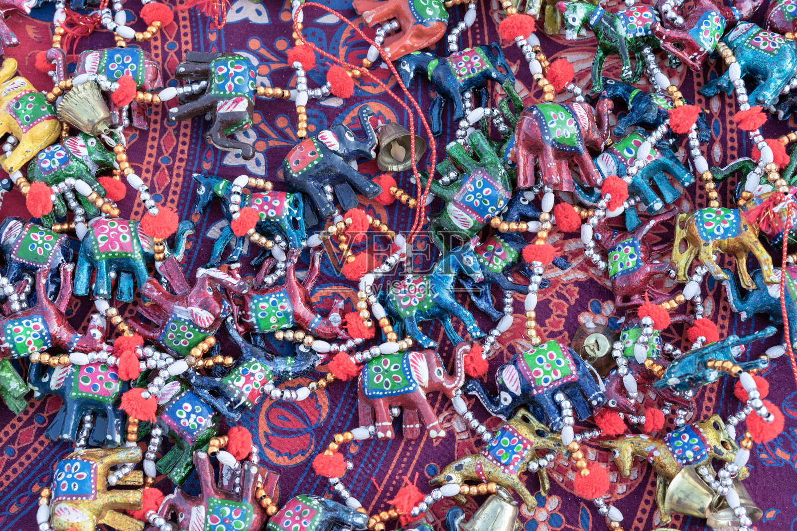 在节日、庆典和节日里用印度大象装饰花环。照片摄影图片